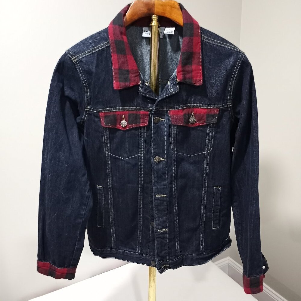 COUNTRY STORE VINTAGE DENIM TRUCKET JACKET WITH RED/BLACK PLAID COLLAR SIZE L